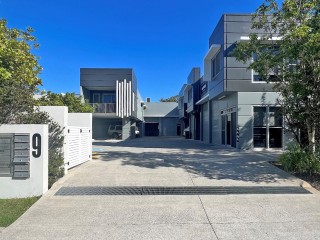 QUALITY OFFICE/WAREHOUSE COMBINATION