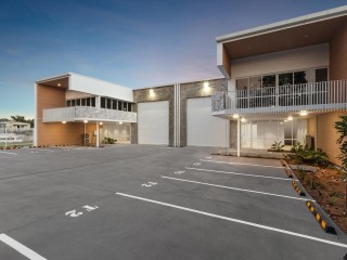BOUTIQUE WAREHOUSE - MOFFAT BEACH