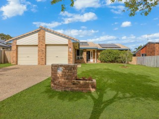 NORTH FACING BRICK & TILE HOME - CLOSE TO EVERYTHING