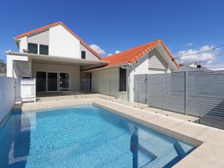 POOLSIDE LIVING, STEPS FROM GOLDEN BEACH