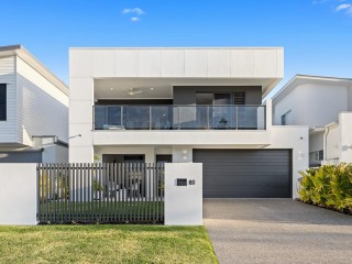 UNINTERRUPTED WATER VIEWS & VERSATILE COASTAL LIVING