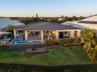 A STATEMENT RESIDENCE IN A PREMIER PELICAN WATERS SETTING