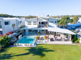 DRESS CIRCLE WATERFRONT LIVING WITH SPACE TO ENTERTAIN