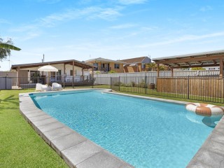 CLASSIC BEACHSIDE GETAWAY WITH HUGE POOL