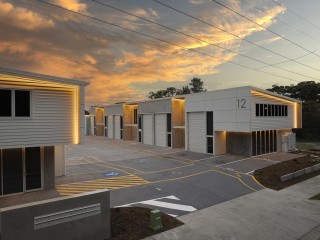MOFFAT BEACH - HIGH QUALITY UNIT